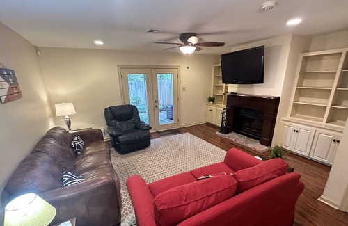 Lafayette Condo | FURNISHED Midtown condo in quiet complex in residential area.