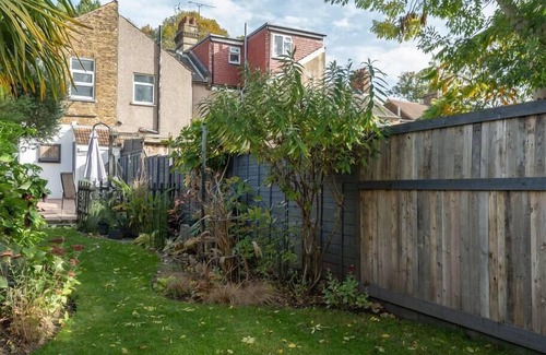 Watford House | "Furnished Rentals Direct" WiggenHouse Stylish 3 Bedroom house - Free Parking