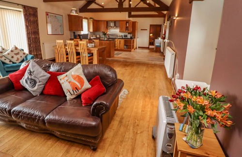 Thwing Cottage | FURROWS COTTAGE, family friendly, with pool in Great Driffield