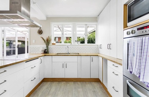 Avondale House | Fusion Family Retreat with Patio and Parking