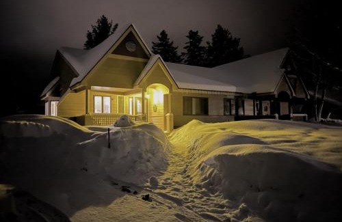 Bretton Woods Apartment | FV50 Pet friendly single level home in Bretton Woods walk to golf course and Mt Washington Hotel