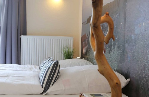 Alt Gaarz Apartment | FZ 10-11 / 2-room holiday room (48m²; 4 pers.) Terrace - bed + bike | B&B | Bicycle rental Ostseeland