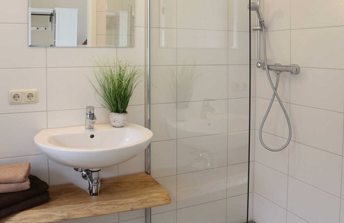 Alt Gaarz Apartment | FZ 10-11 / 2-room holiday room (48m²; 4 pers.) Terrace - bed + bike | B&B | Bicycle rental Ostseeland