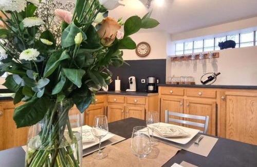 Montbrison House | Gîte 200m² avec Spa & Sauna à Montbrison - FR-1-496-309