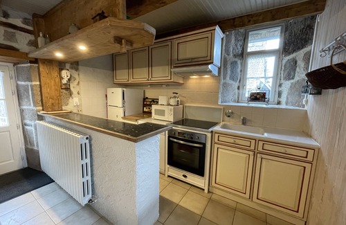 Saint-Jacques-des-Blats Ski Chalet | Gîte aux gardes - aux pieds des montagnes