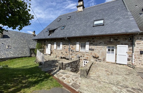 Saint-Jacques-des-Blats Ski Chalet | Gîte aux gardes - aux pieds des montagnes