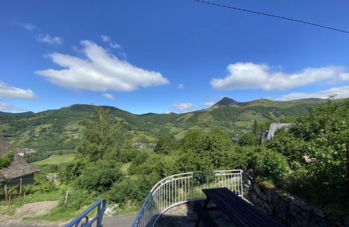 Saint-Jacques-des-Blats Ski Chalet | Gîte aux gardes - aux pieds des montagnes