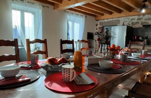 Chalmazel-Jeansagniere House | Gîte Authentique avec Jardin et Jeux, 3 Chambres - FR-1-496-253