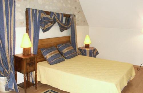 Saint-Benoit-la-Foret House | Gîte Authentique en Forêt de Chinon avec Jardin Privé - FR-1-381-188