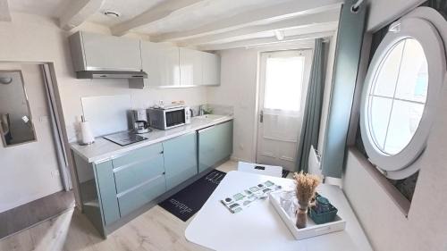 Savigny-en-Veron House | Gîte Aux-Enverons