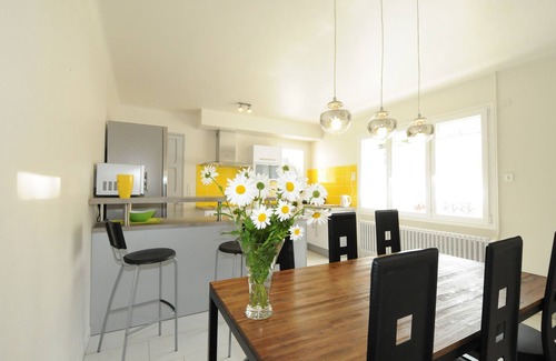 Glaire House | Gîte Boucle de Meuse 150 m voie verte, 3 km Sedan. 3 bicycles, indoor table tennis.