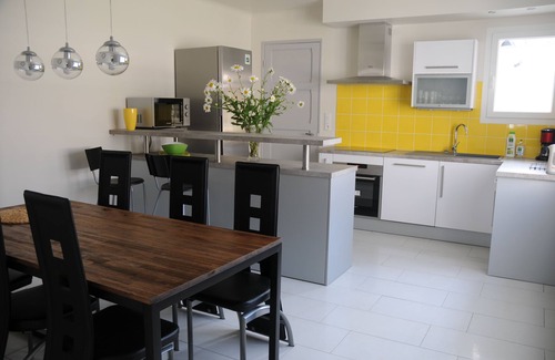 Glaire House | Gîte Boucle de Meuse 150 m voie verte, 3 km Sedan. 3 bicycles, indoor table tennis.