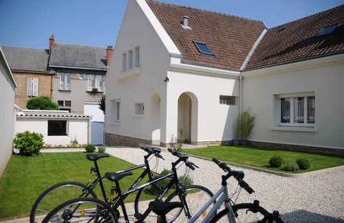 Glaire House | Gîte Boucle de Meuse 150 m voie verte, 3 km Sedan. 3 bicycles, indoor table tennis.