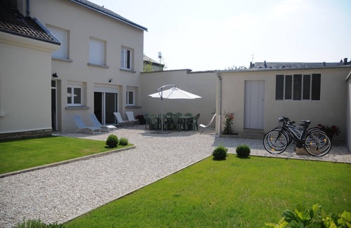 Glaire House | Gîte Boucle de Meuse 150 m voie verte, 3 km Sedan. 3 bicycles, indoor table tennis.