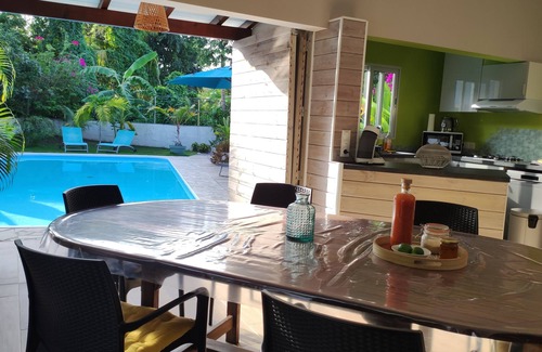 Sainte-Anne House | Gîte Calme à 2 Minutes de la Mer, Idéal Pour les Familles. Grande Piscine Privée