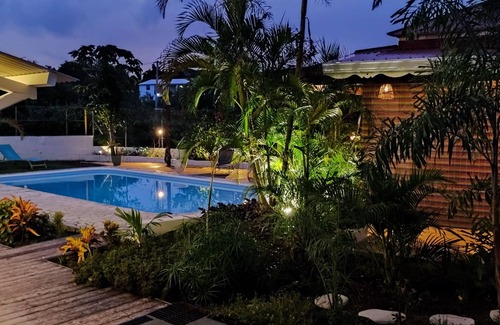 Sainte-Anne House | Gîte Calme à 2 Minutes de la Mer, Idéal Pour les Familles. Grande Piscine Privée