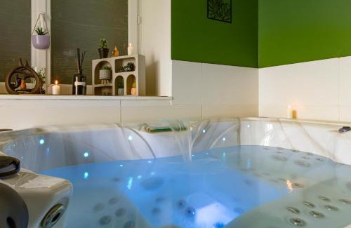 Beynat Apartment | Gîte Chabrignac, jacuzzi et sauna privatif, piscine chauffée partagée, Wifi, salle de jeux