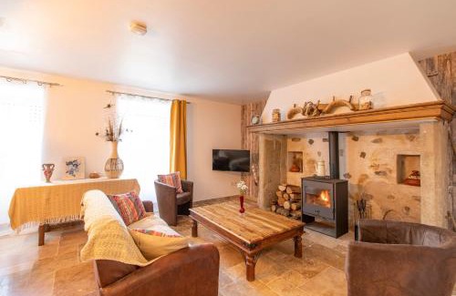 Beynat Apartment | Gîte Chabrignac, jacuzzi et sauna privatif, piscine chauffée partagée, Wifi, salle de jeux