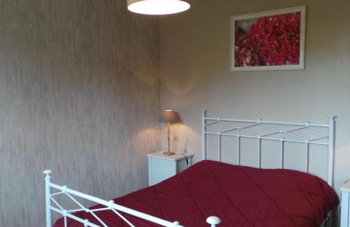 Creuzier-le-Neuf House | Gîte confortable à Creuzier-le-Neuf avec piscine partagée - FR-1-489-76