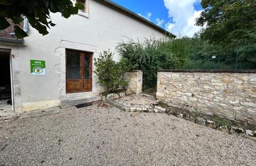 Bruere-Allichamps House | Gîte Contemporain près de l'Abbaye de Noirlac avec Jardin, Wi-Fi et Commodités Incluses - FR-1-586-38