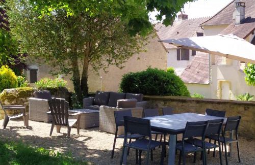 Bruere-Allichamps House | Gîte Contemporain près de l'Abbaye de Noirlac avec Jardin, Wi-Fi et Commodités Incluses - FR-1-586-38