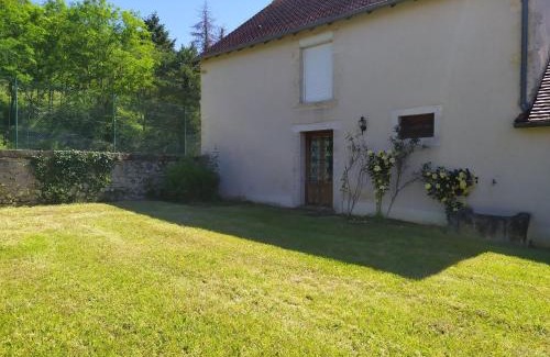 Bruere-Allichamps House | Gîte Contemporain près de l'Abbaye de Noirlac avec Jardin, Wi-Fi et Commodités Incluses - FR-1-586-38