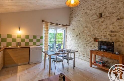 Saint-Christophe-du-Bois House | Gîte cosy entre Cholet et Puy du Fou, terrasse, accueil PMR, proche sites touristiques, parking inclus - FR-1-622-32