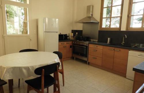 Ecommoy House | Gîte de charme au Mans, 4 chambres, grand jardin, terrasse, Wi-Fi, proche commerces - FR-1-410-318