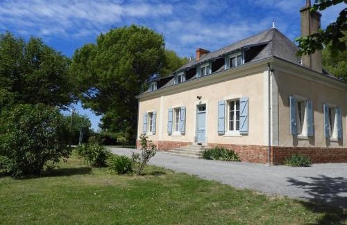 Ecommoy House | Gîte de charme au Mans, 4 chambres, grand jardin, terrasse, Wi-Fi, proche commerces - FR-1-410-318