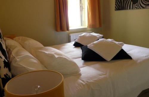 Rouvray-Saint-Florentin House | Gîte de charme avec jardin, douves, vélos, et accueil animaux - 4 chambres, proche de Chartres - FR-1-581-63