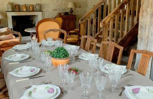 Benais House | Gîte de charme avec jardin au cœur des châteaux, WiFi, parking inclus - FR-1-381-543