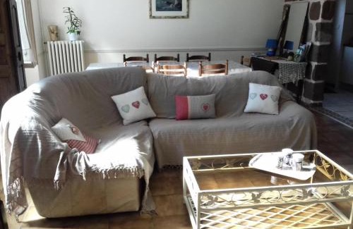 Vars-sur-Roseix Apartment | Gîte de France à Vars-sur-Roseix 3 épis - Gîte de France 9 personnes MAE-0184