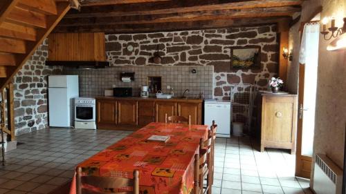 Louignac Apartment | Gîte de France La besse 2 épis - Gîte de France 6 personnes MAE-9144