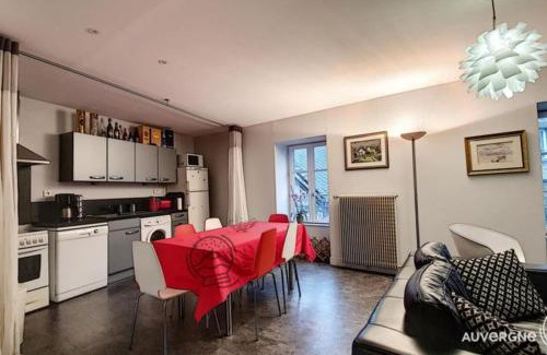 Besse-en-Chandesse Apartment | Gîte des Remparts