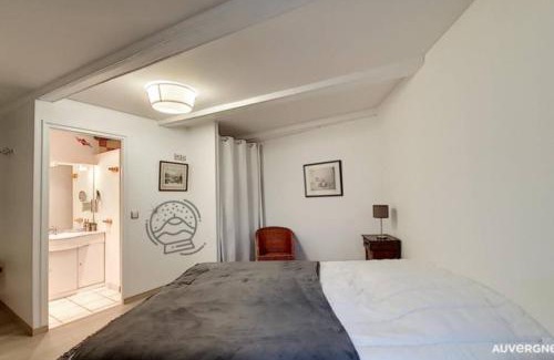 Besse-en-Chandesse Apartment | Gîte des Remparts