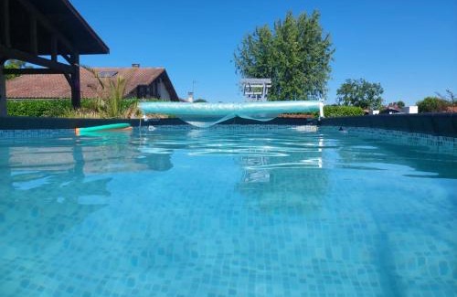 Bias Apartment | Gîte des Lauriers Roses - Piscine collective, Spas et jardins privés - 7 kms de la plage de Lespecier