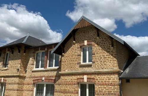 Ligny-le-Chatel Villa | Gîte du Château avec Piscine Intérieure