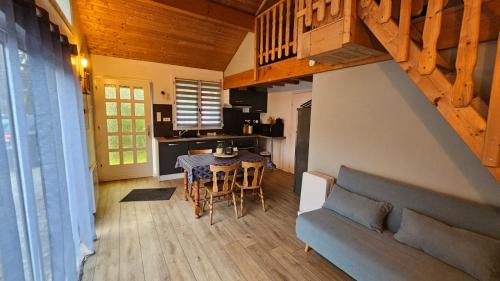 Montgesoye Ski Chalet | Gîte du Moulin - confort et nature - 2 chambres avec jardinet à Montgesoye, vallée de la Loue