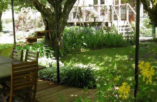 Herisson House | Gîte en bord de rivière avec jardin clos et vue médiévale à Hérisson - FR-1-489-247