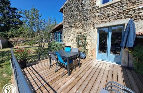 Vouvant House | Gîte en cité médiévale de Vouvant avec parking privatif, 4 chambres - FR-1-426-590