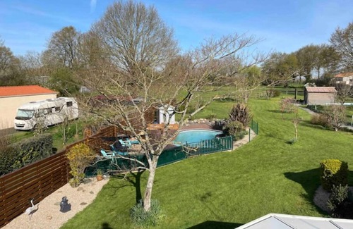 Saint-Hilaire-le-Vouhis House | Gîte Familial Avec Piscine & Prestations