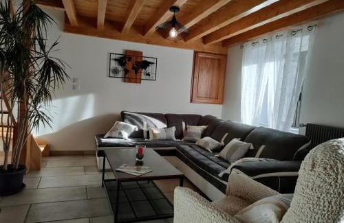 Chalmazel-Jeansagniere House | Gîte familial chaleureux avec jardin et jeu de boules - FR-1-496-253