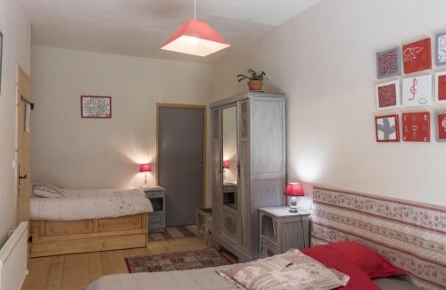 Souvigny House | Gîte familial à Souvigny avec piscine et nature - FR-1-489-466