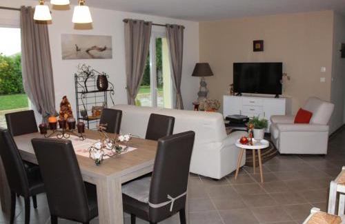 Neuvic House | Gîte familial avec climatisation et vélos, près de Neuvic - FR-1-616-110