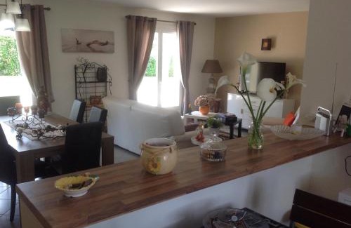 Neuvic House | Gîte familial avec climatisation et vélos, près de Neuvic - FR-1-616-110