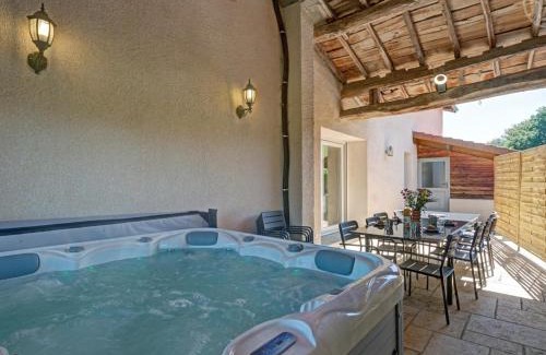 Chevrieres House | Gîte familial de charme pour 12 pers. avec SPA et jardin privatif à Chevrières - FR-1-496-354