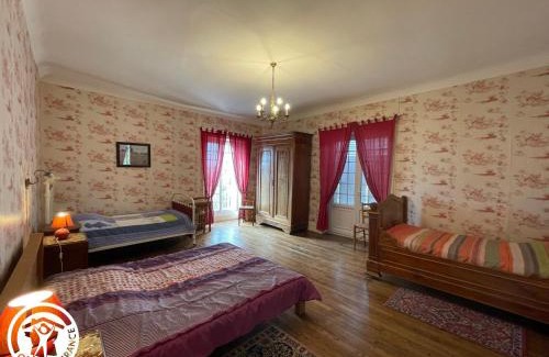 Le Champ-Saint-Pere House | Gîte familial en pleine nature avec piscine et activités proches des parcs O’Fun et O’Gliss - FR-1-426-238