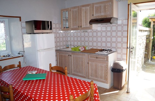 Saint-Etienne-de-Fontbellon Cottage | Gîte La Magnanerie 4 pers. au Domaine de L'Amourie wifi swimming pool.