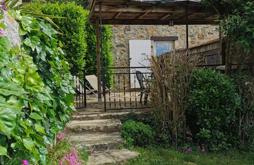 Saint-Etienne-de-Fontbellon Cottage | Gîte La Magnanerie 4 pers. au Domaine de L'Amourie wifi swimming pool.