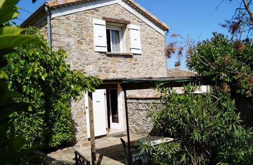 Saint-Etienne-de-Fontbellon Cottage | Gîte La Magnanerie 4 pers. au Domaine de L'Amourie wifi swimming pool.